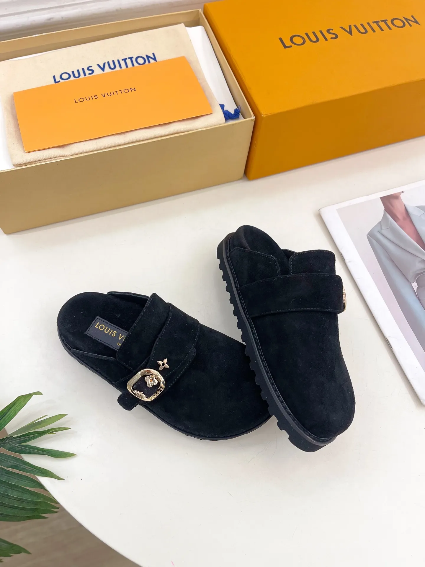 👟👟Ex-factory price 580👟👟 Men's model ➕10 LV | Louis Vuitton 25𝐬𝐬 🧡💚2025 Early spring new model Top version ⚠️ The counter features the latest LV COSY COMFORT metal buckle Bread Mule slippers hard goods new🆕 ❥BS purchasing level! Full of high-end feel! A popular model among bloggers at home and abroad, it’s retro and fashionable and looks amazing on your feet! Mainly recommended models on the official website★ ━━━━━ ЅᏇєєt ━━━━━ ▪️Upper: original specific cowhide/old leather ▪️lining: imported cowhide lining ▪️outsole: original molded outsole ▪️shoe size: women's size 35-39 (customized at 40.41) Men's size 40-44 (45.46 customized)